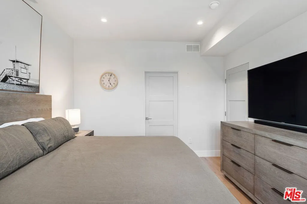 10612 W Kareen Court, Toluca Lake, California 91602 home-pic-18